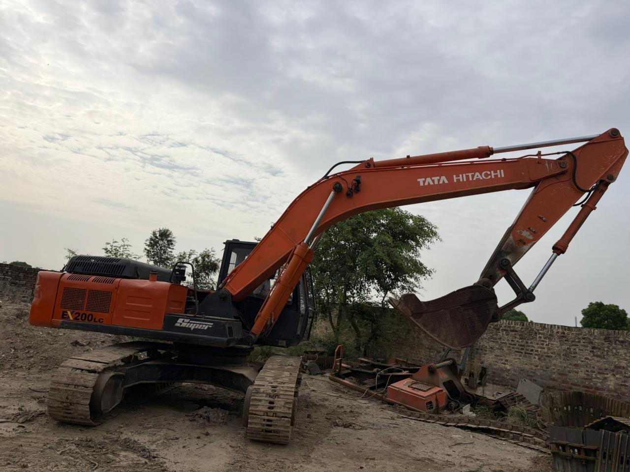 TATA EX200 Excavator photo 3
